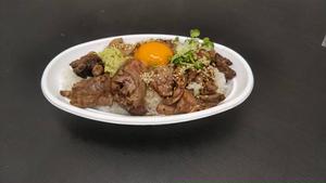 たぶん牛焼肉を越えた存在なんだと思います。中トロ鮪を使った焼肉メガ(新鮮な卵黄つき)