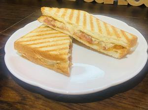 カリカリベーコン×ツナマヨ ホットサンド