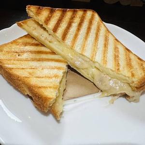 ツナマヨチーズホットサンド