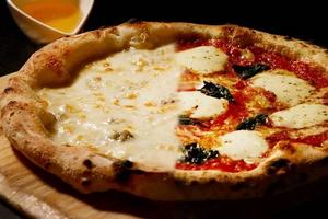 マルゲリータとゴルゴンゾーラのハーフ＆ハーフ Half ＆ Half Margherita ＆ Gorgonzola Pizza