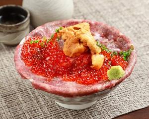 黒毛和牛 肉ドレス海鮮丼(うに・いくら3倍盛り)