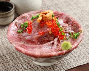 黒毛和牛 肉ドレス海鮮丼 Japanese Beef and Seafood Nikudoresu Rice Bowl