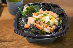 33.韓国風サーモンユッケ丼