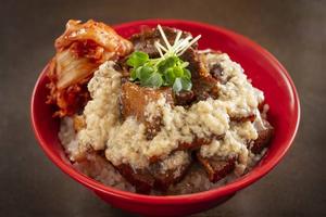 (肉増し)豚とろ家の背脂にんにく豚キムチ丼
