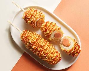 (23) ラーメンソーセージホットドッグ Ramen sausage hot dog