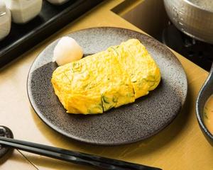 出汁巻き玉子九条ネギ乗せJuicy Egg Roll with Kyujyo Green Onions