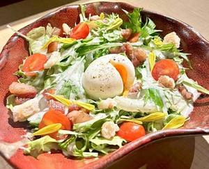 半熟卵とベーコンのシーザーサラダ