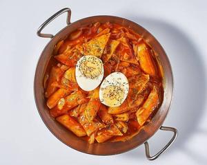 カマロチキン トッポキ/Tteokbokki: Spicy Korean Rice Cakes