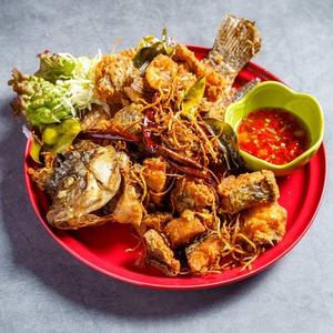 タイ風ハーブ揚げ魚 
