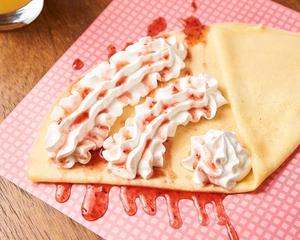 「でかもっちり生クリームイチゴソースクレープ」 Mega Soft Fresh Cream ＆ Strawberry Sauce Crepe
