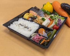 厚切り鮭の塩焼き膳 Thickly-Cut Salt-Grilled Salmon Meal