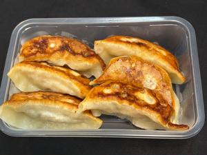 肉汁溢れるジューシー焼き餃子