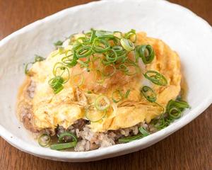 和風牛すじオムライス(※画像は大根おろしトッピングとなります) Japanese Style Beef Tendon Omelet with Rice