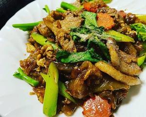 パットシーユムー 豚肉入りタイ黒醤油焼きそば