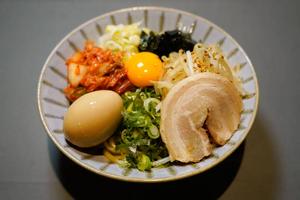 激盛 爆盛 全部のせ 油そば aburasoba with kimuti,raw egg,1 char siu,bean sprouts,boiled egg