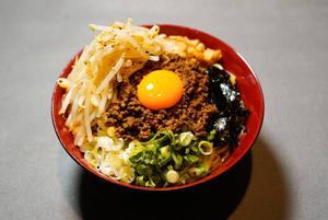 もやしのせ台湾まぜそば taiwan mazesoba with bean sprouts