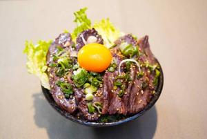 【ダブリーチャンタ一通】100g卵黄のせハラミ丼 harami100g 1 egg yolk rice200g