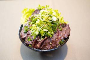 当店人気NO.3 【リーピンタンヤオドラ1】50g+50gねぎのせ牛タン・ハラミハーフ＆ハーフ丼 gyu-tan50g+harami50g negi8g
