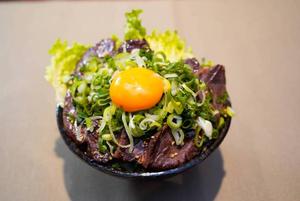 【リーチ清一色ドラ1倍満確定】50g+50gねぎ玉のせ牛タン・ハラミ ハーフ＆ハーフ丼gyu-tan50g+harami50g negi8g 1egg yolk