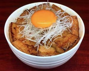 豚バラ丼たまご並盛(150g)Pork belly and rice topped with egg, served small size (150g)