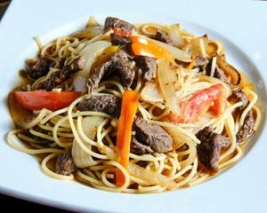 サルタードパスタ 牛肉のソテーとトマト玉ねぎのパスタ