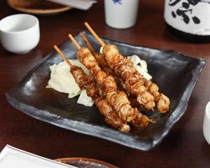 名物ぐるぐる鶏皮串5本 Famous Rotisserie Chicken Skin Skewers (5 Pieces)