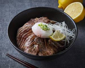【当店女性人気一番！】大盛り温玉牛タン丼