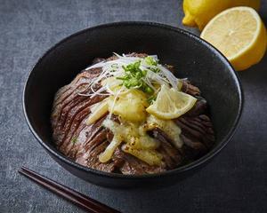 【こってり気分におすすめ！】大盛りチーズ牛タン丼
