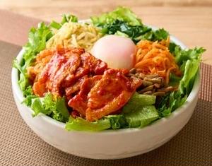 【当店人気No.1】旨辛サムギョプサルとナムル5種類ビビンバ Bibimbap with Spicy Pork