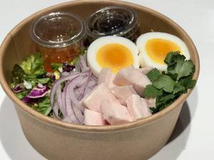 エスニックパクチー (しっとりむね肉・パクチー・赤玉ねぎ・玉子・8種のサラダベース)