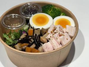 モコのおばんざいサラダ (ひじき・しっとりむね肉・玉子・8種のサラダベース)