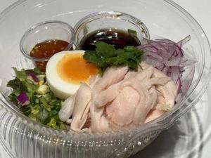 カオマンガイ風ライスサラダ (しっとりむね肉・とり白湯ジャスミンライス・赤玉ねぎ・パクチー・玉子・8種のサラダベース)※Fフルサイズのみです