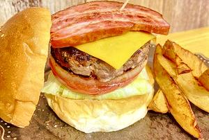 自家製燻製ベーコンチーズバーガー