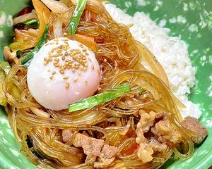 カントンの思い出 チャプチェ丼(温泉卵付き)Chapuche donburi(Comes with soft-Boiled egg)