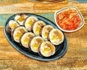屋台のキンパ(キムチ付き) Street-Style Kimbap (Comes with Kimchi)
