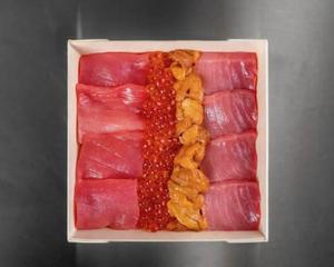 赤身・中トロ・ウニ・いくら丼
