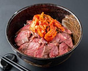 キムチをのせたチャックテールの赤身丼 (並)Chuck Tail Red Meat Bowl with Kimchi (M)