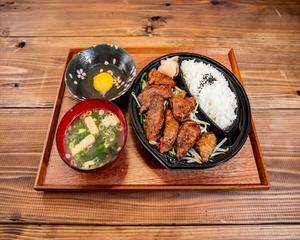 本気の！レバニラ定食