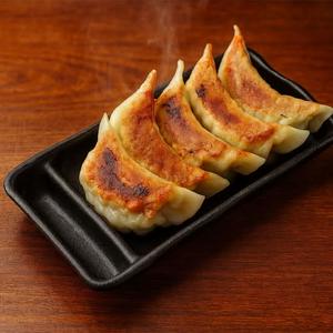 【ハンバーグ店店主が絶賛したスペイン産もち豚】を使用したジューシーな肉汁たっぷり情熱の焼き餃子