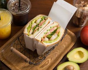 エビとアボカドのサラダサンド Shrimp Avocado Salad Sandwich