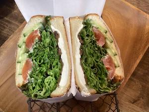 いぶりがっことクリームチーズのサラダサンドイッチ