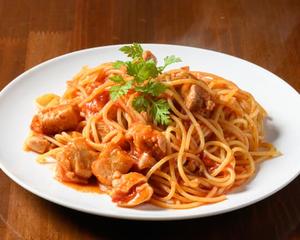 鶏肉の特製トマトソースパスタ