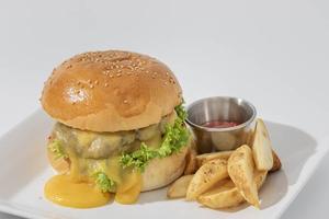 Cheese Burger チーズバーガー(フレンチフライドポテト付き)