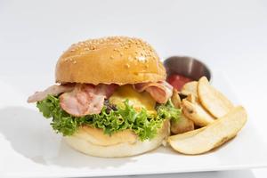 Bacon Cheese Burger ベーコンチーズバーガー(フレンチフライドポテト付き)