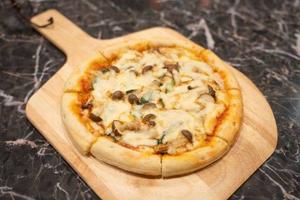 キノコとほうれん草のピザ