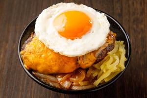 モンスターロコモコ丼(ハンバーグ×チーズ×目玉)