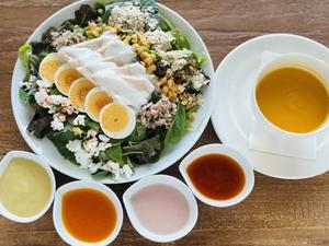 鶏むね肉と雑穀とゆで卵のアスリートサラダ+季節のポタージュ