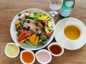 畑から直送！旬のたっぷり地場野菜と自家製ベーコンのスペシャルサラダ+季節のポタージュとスパークリングウォーター