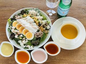 鶏むね肉と雑穀とゆで卵のアスリートサラダ+季節のポタージュとスパークリングウォーター