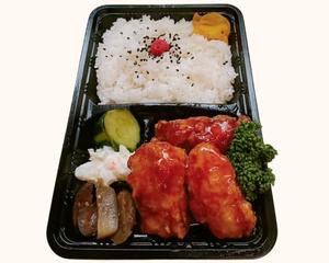 ピリ辛ソース骨なし弁当(並)Spicy Sauce Boneless Karaage Bento (Regular Size)